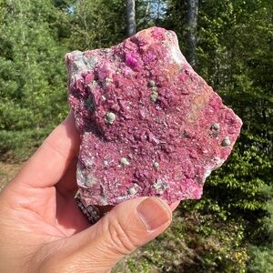 Colbalt calcite specimen (a). | crystal